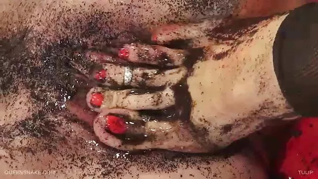 او زانو زد و مکیده سکس خارجی فول اچ دی بر روی یک درخت کریسمس سالم
